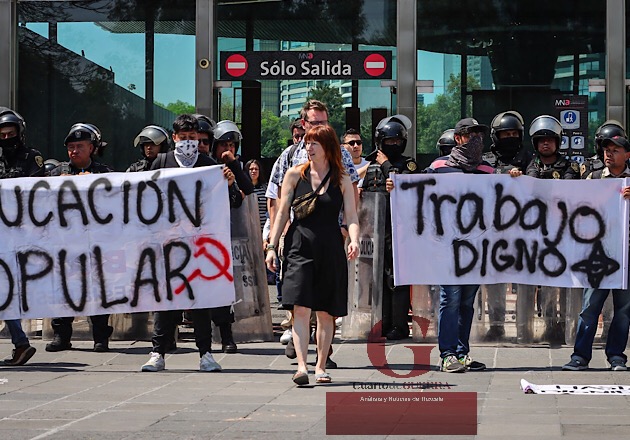 Protestan estudiantes de la ENAH en el Museo de Antropología, en la Cdmx
