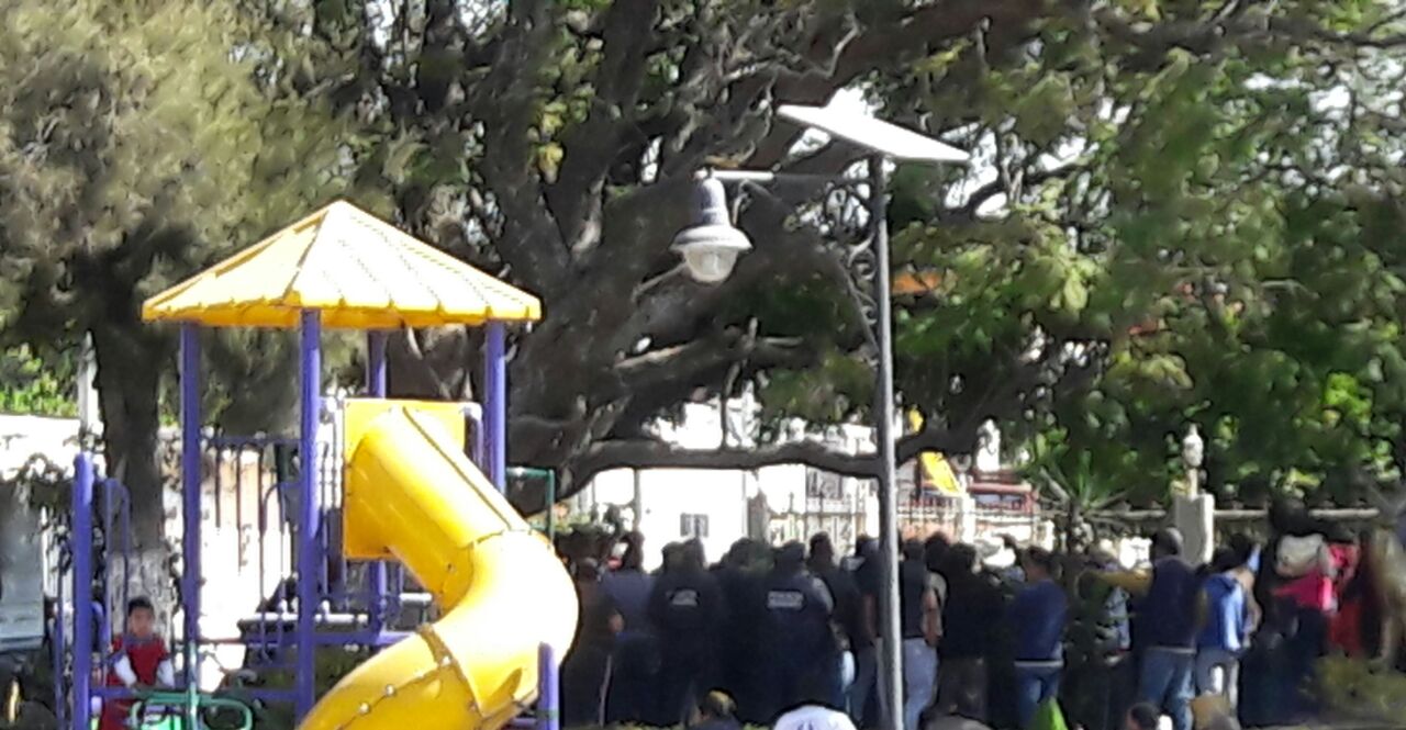 Se manifiestan trabajadores del ayuntamiento de Mazatecochco