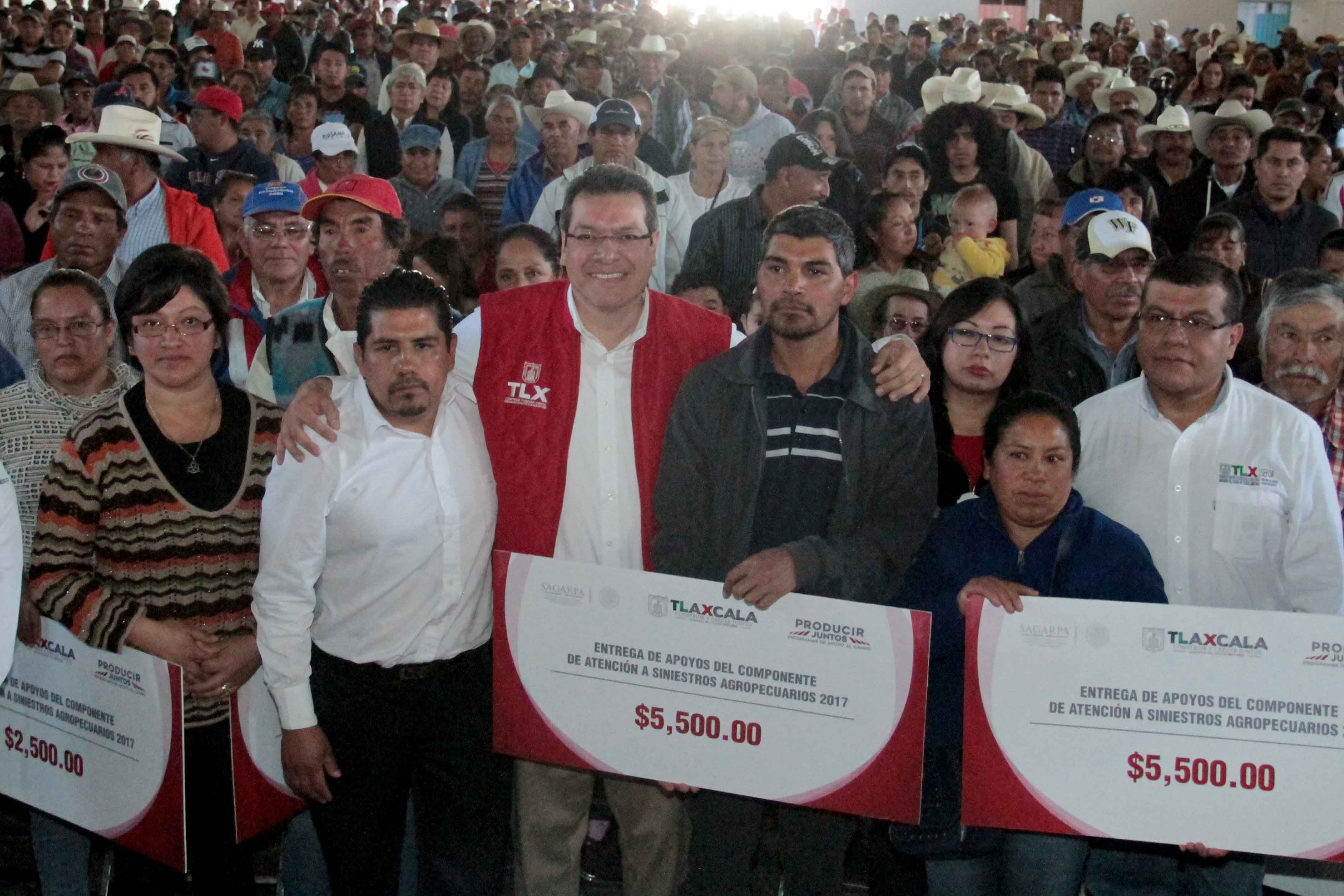 Entrega Marco Mena 3.5 mdp a productores afectados por siniestros
