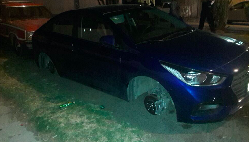 Hampones dejan auto sin llantas en Apizaco