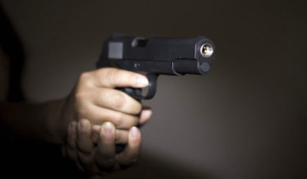 A punta de pístola roban taxi en Tlaxco