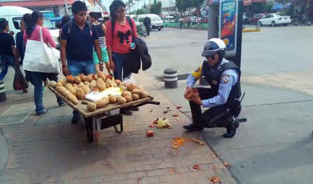 Oficial de policía se lleva aplausos ciudadanos en Apizaco