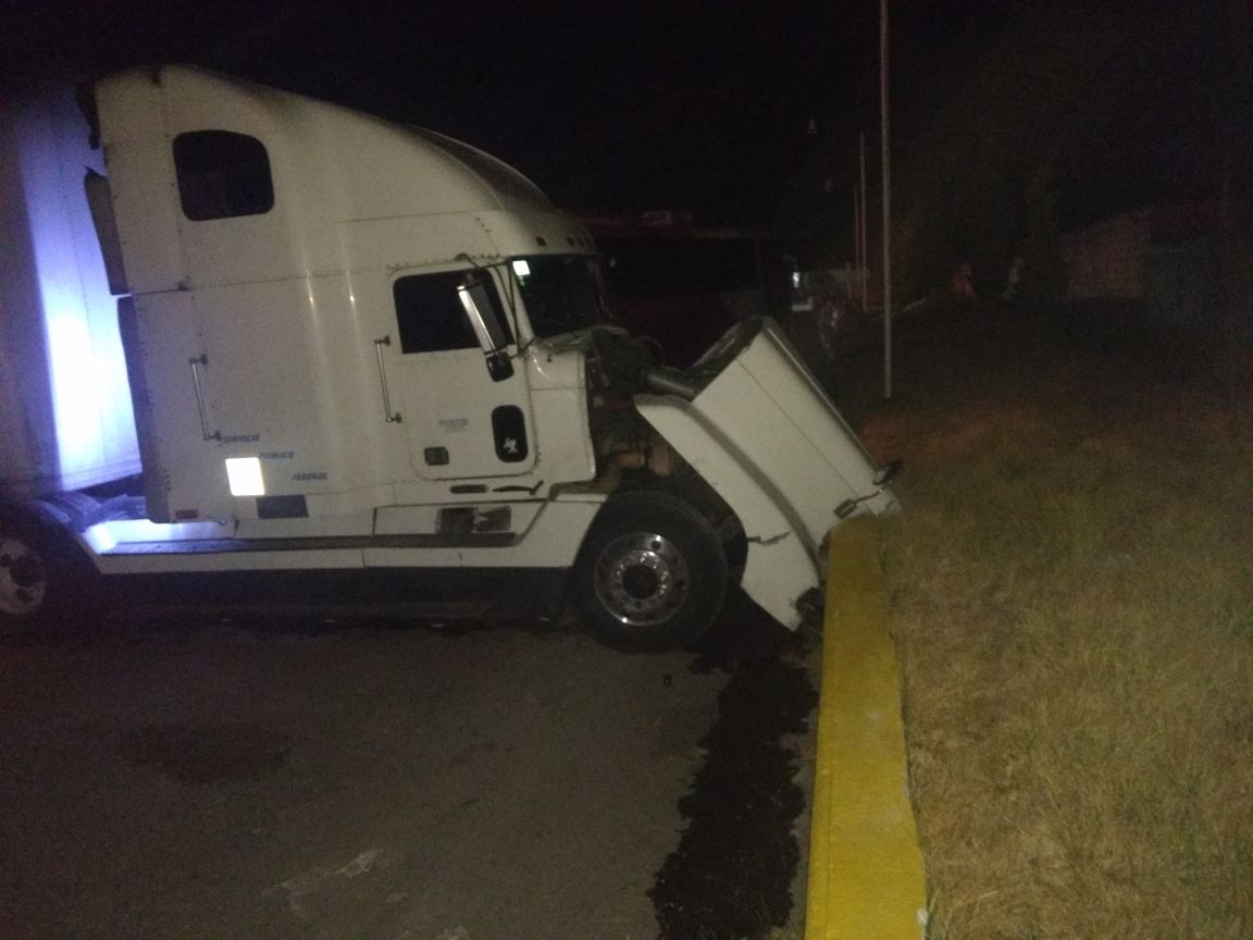 Choque de tráilers en Calpulalpan deja daños materiales