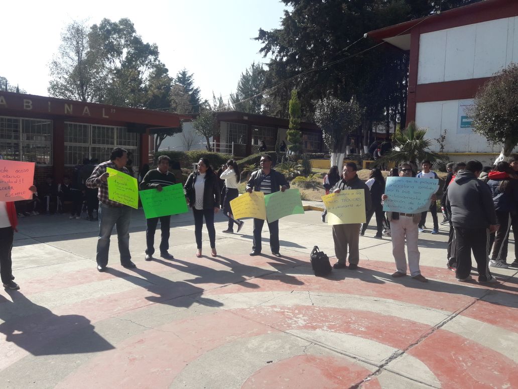 Se manifiestan maestros del Cobat 01