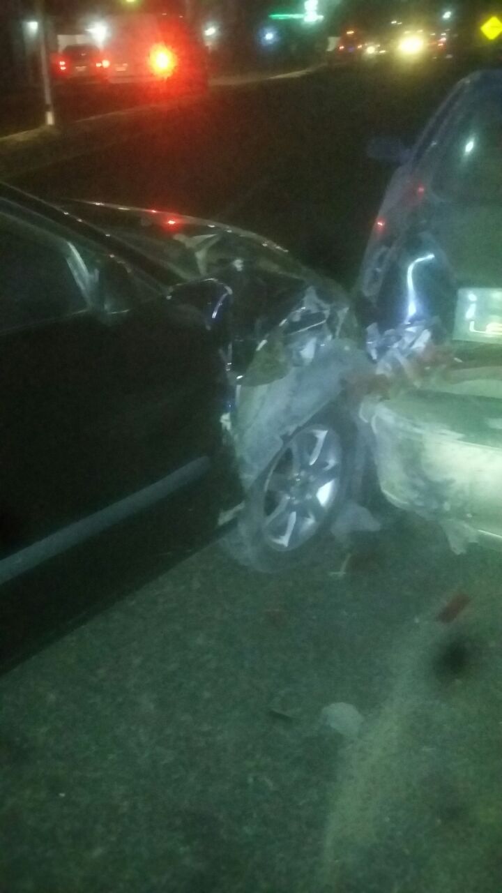 Choque de auto contra camioneta deja tres lesionados