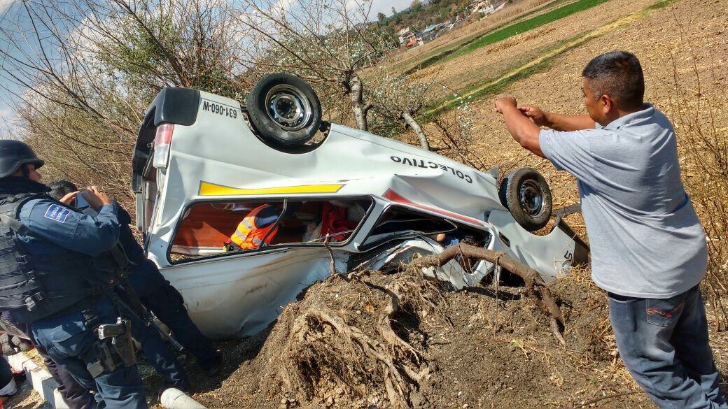 Colectiva vuelca con pasajeros sobre la San Martín-Tlaxcala
