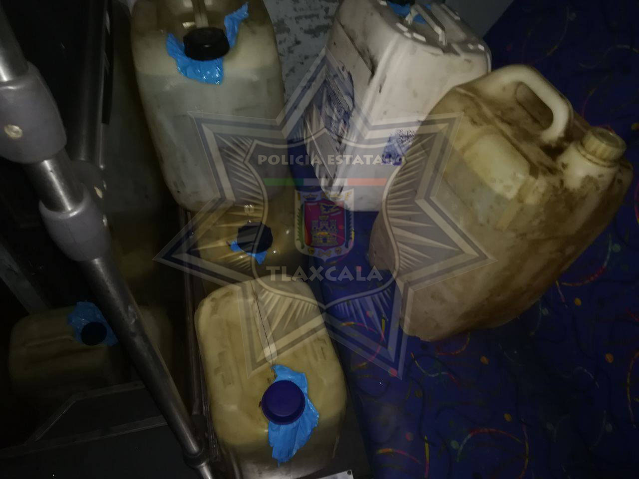 Aseguran microbús transportando hidrocarburo ilícito