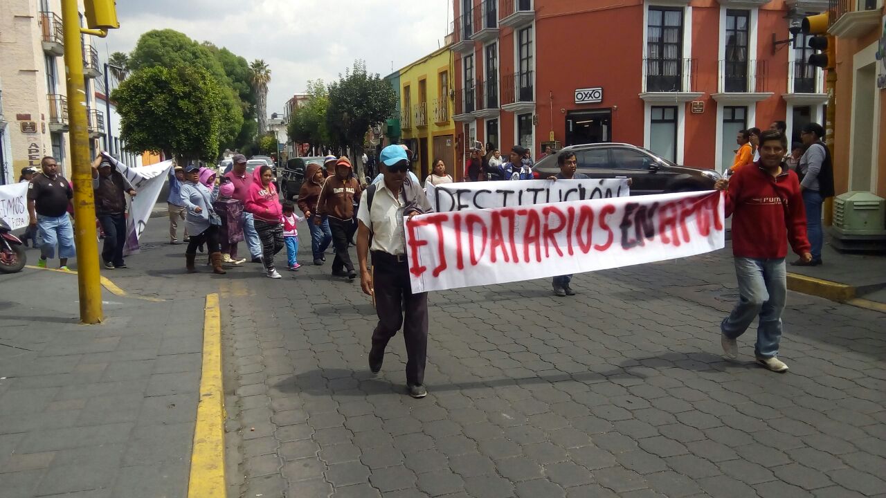 Marchan pobladores de Ixtenco en la capital