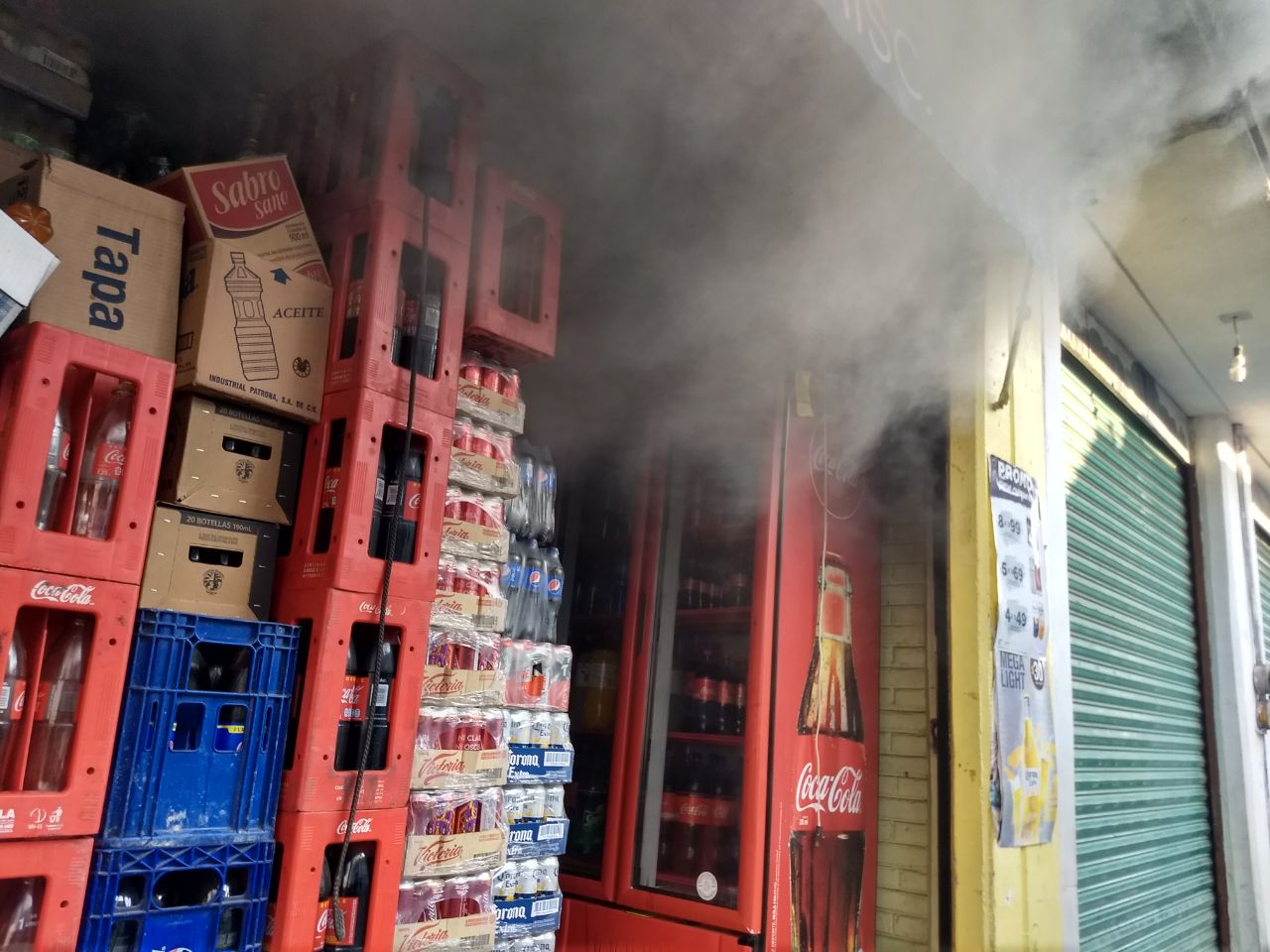 Se incendia negocio en pleno centro de Zacatelco