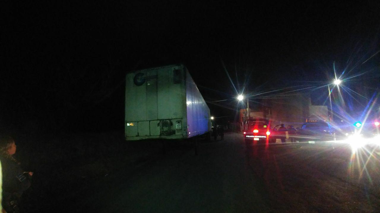 Abandonan caja de tráiler en Tizatlán, contenía mercancía