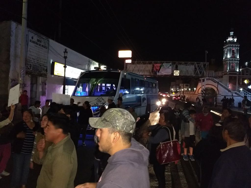 Se manifiestan pobladores de Xicohtzinco contra el alcalde