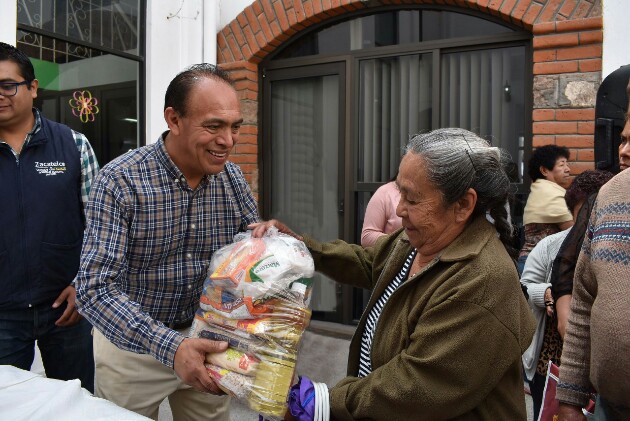 Entregan más de 200 despensas en Zacatelco