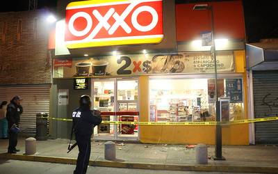 Policía asesina a su compañero al interior de un Oxxo