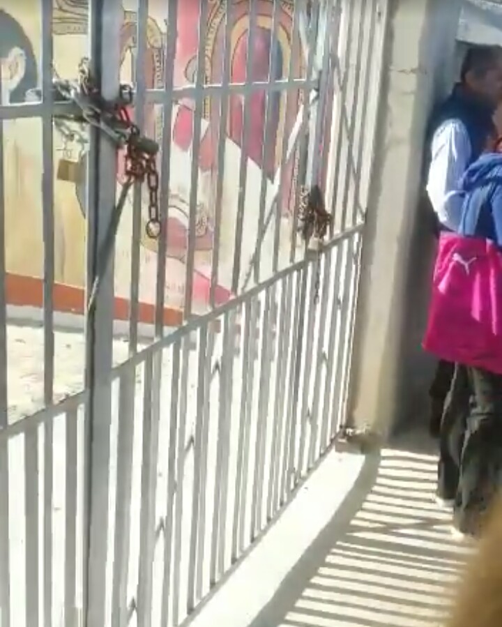 Padres de familia cierran escuela de Ixtacuixtla
