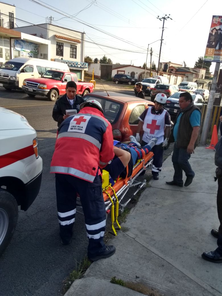 Deja dos lesionados choque entre colectiva y particular en Ocotlán
