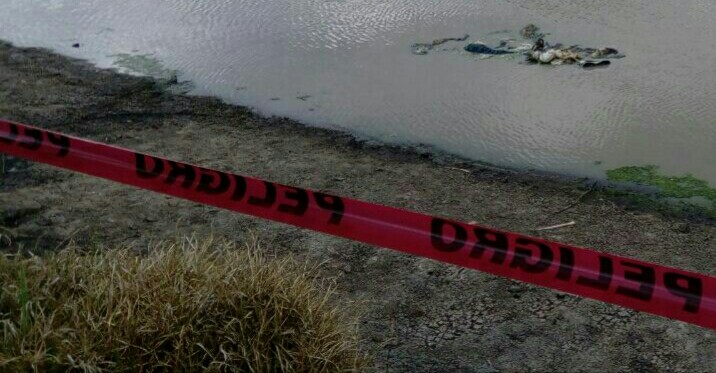 Hallan cuerpo encobijado flotando en jaguey de Xaltocan