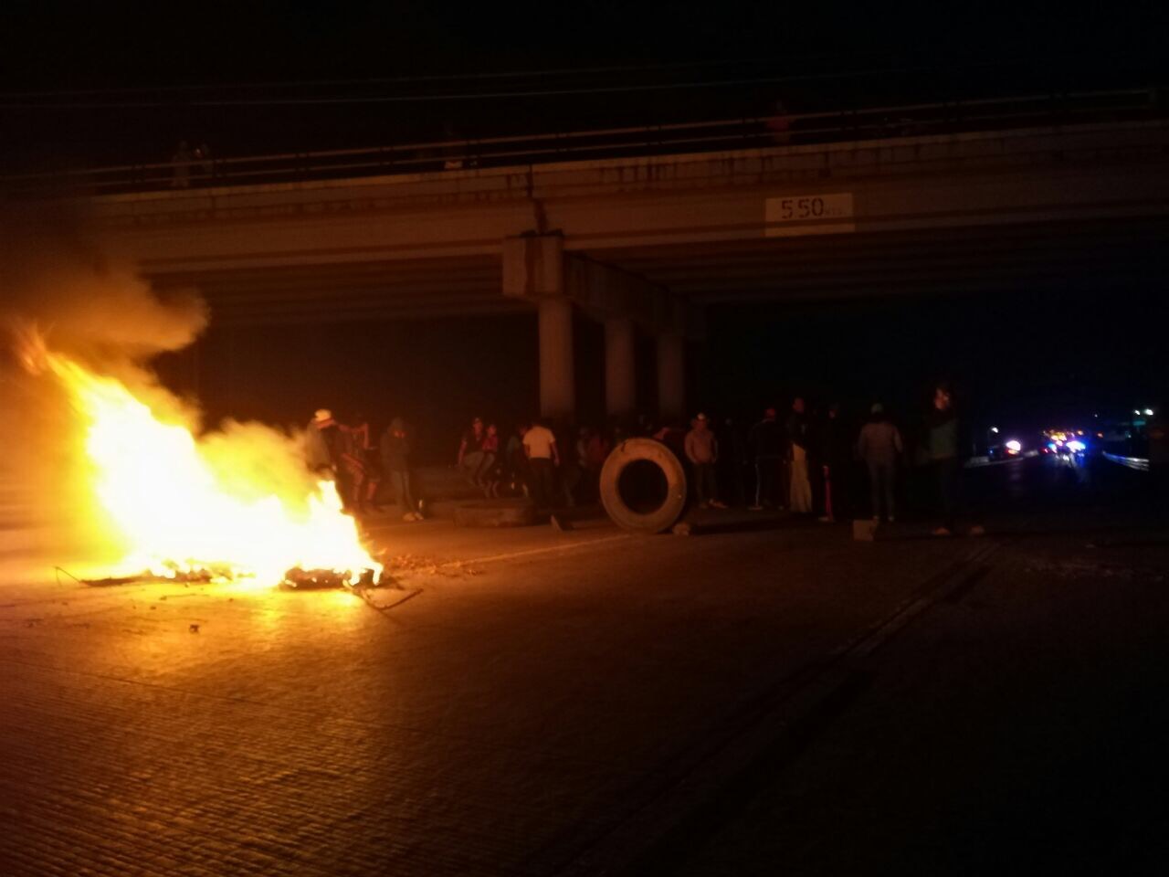 Bloquean arco norte a la altura de Villa Alta por inseguridad