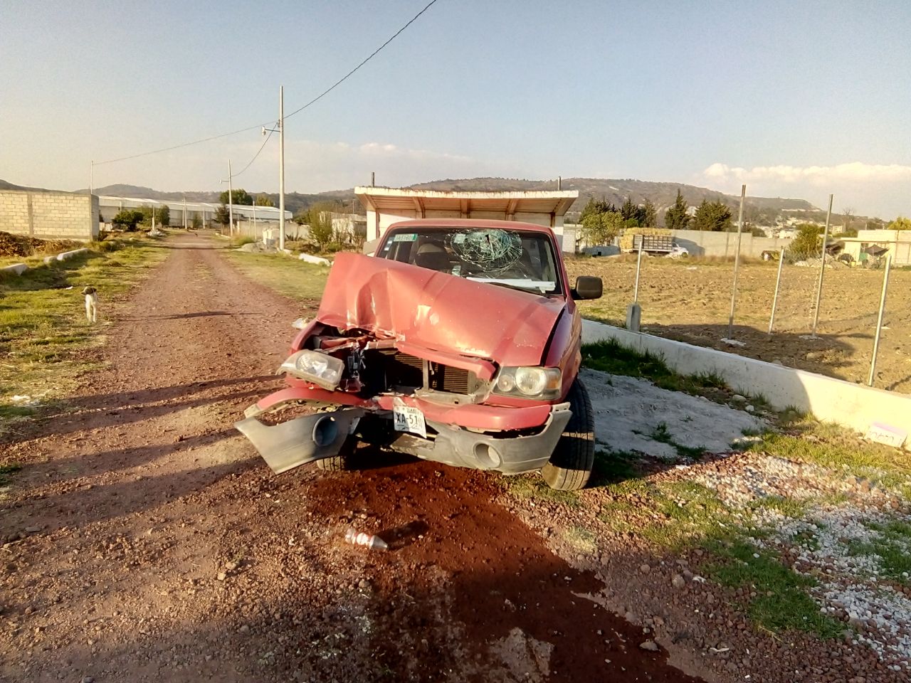 Ebrios chocan camioneta contra poste en Panotla