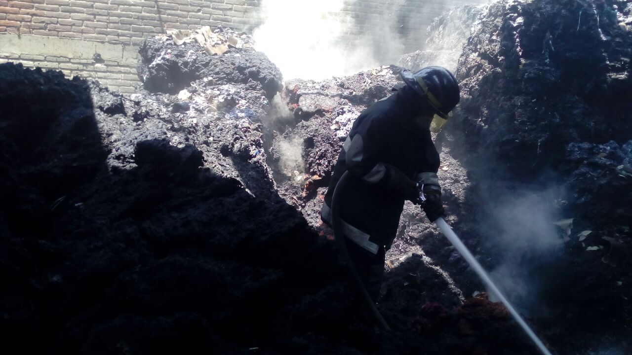 Sofoca bomberos incendio en nave textil en Xiloxoxtla