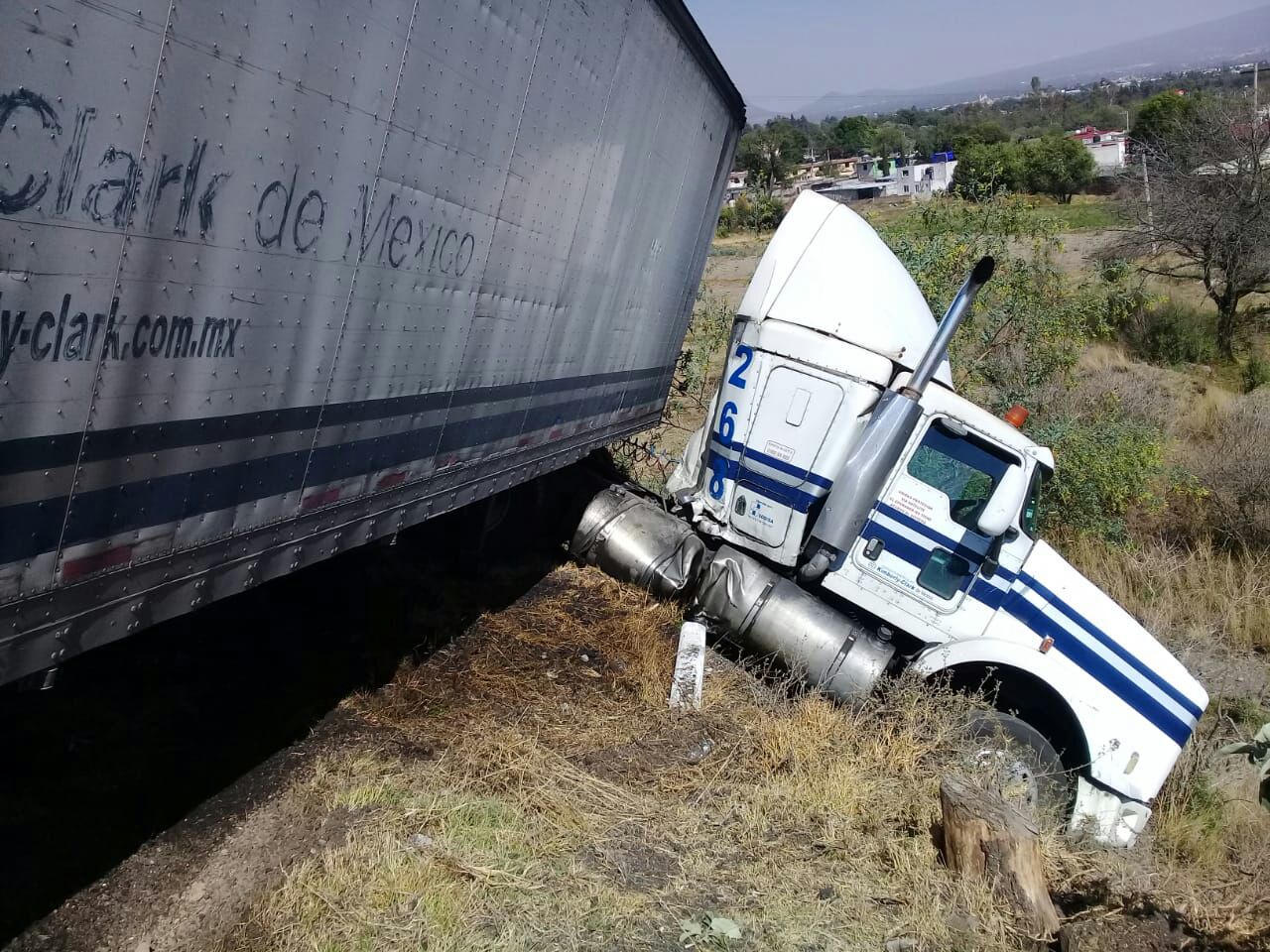 Vuelca tráiler de Kimberly en la Apizaco-Tlaxcala