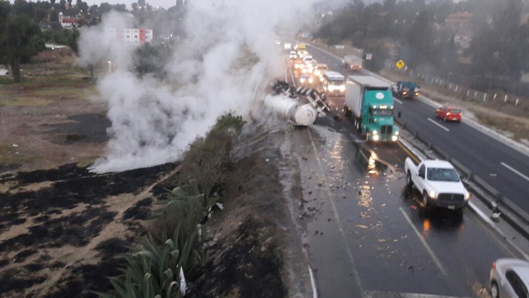 Tráiler con pipa vuelca y provoca tráfico vial en la Apizaco-Tlaxcala