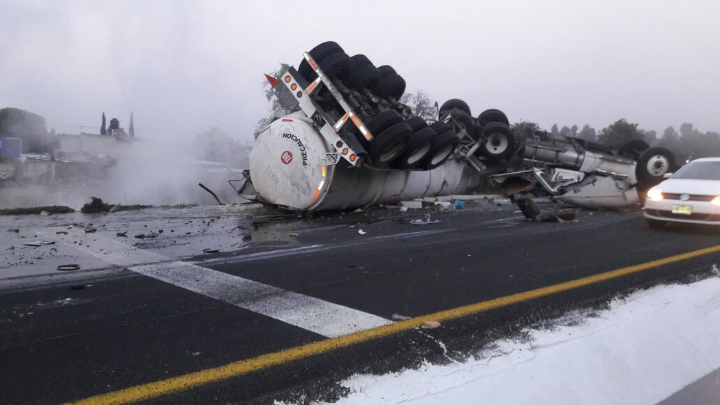 Atienden cuerpos de seguridad volcadura de pipa en Tizatlán