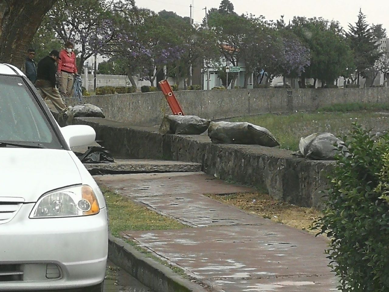 Arrojan bultos con restos de animales al Río Zahuapan