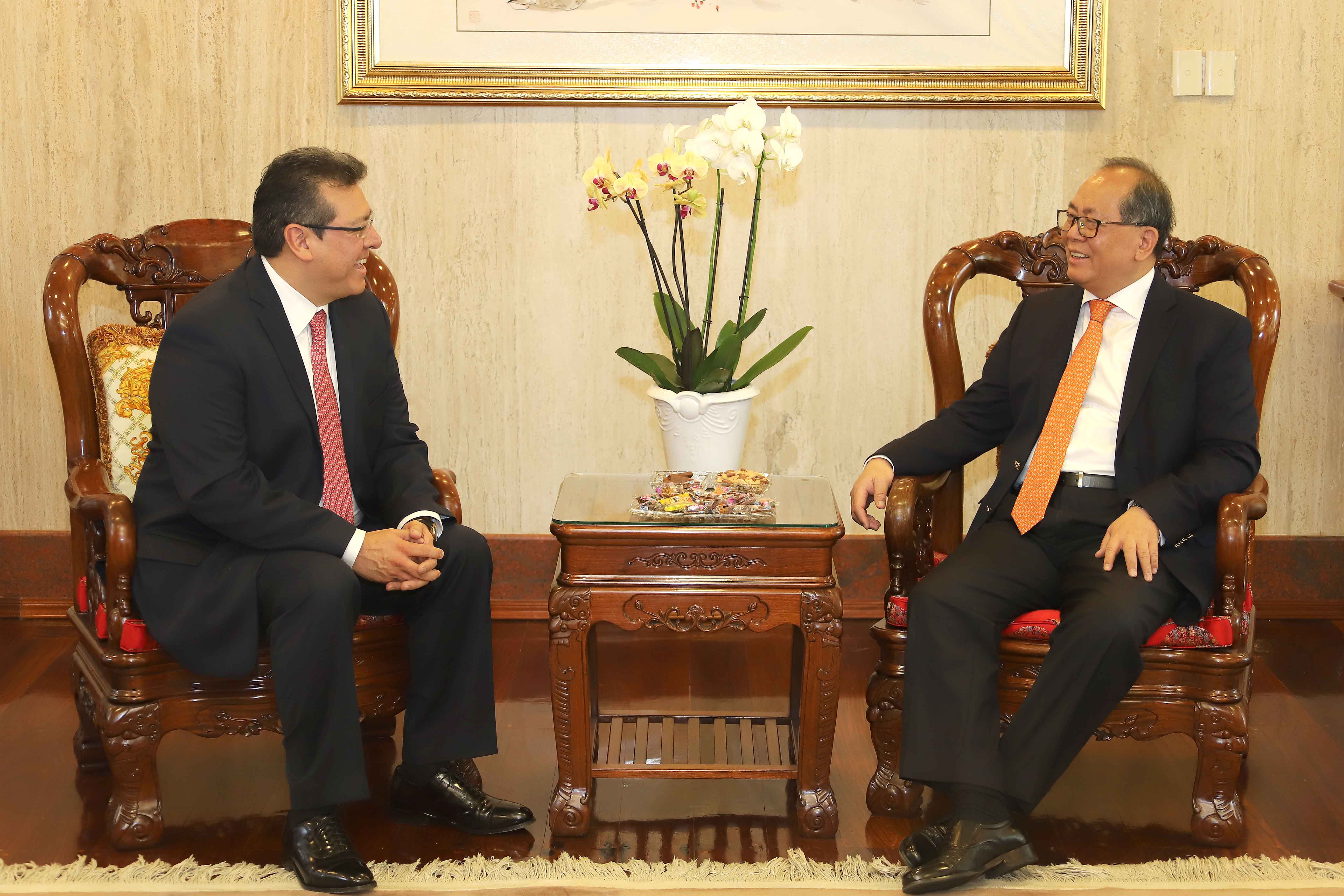 Se reúnen Gobernador Marco Mena y Embajador de China en México