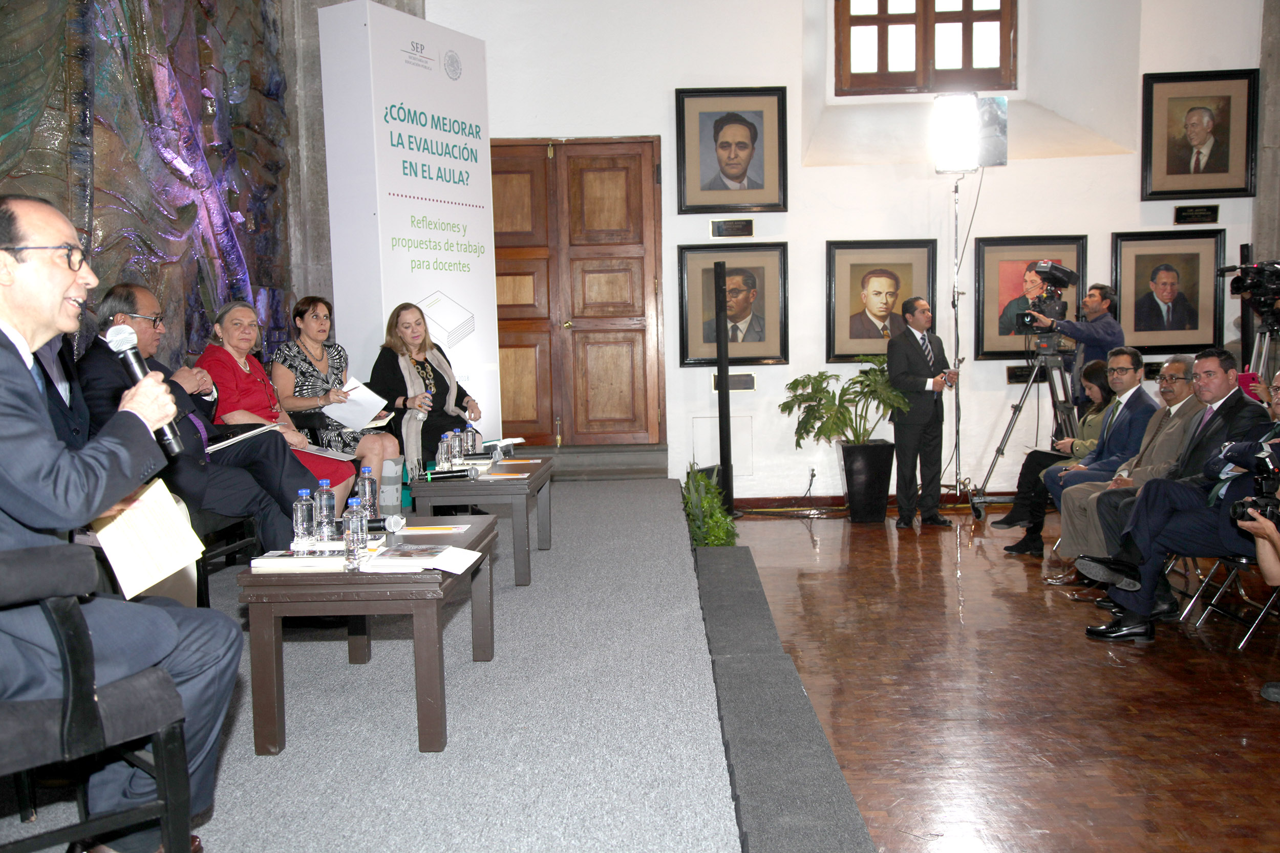 Presentan el libro "Cómo mejorar la evaluación en el aula"
