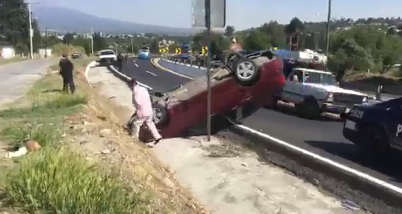 Volcadura en Totolac deja daños materiales
