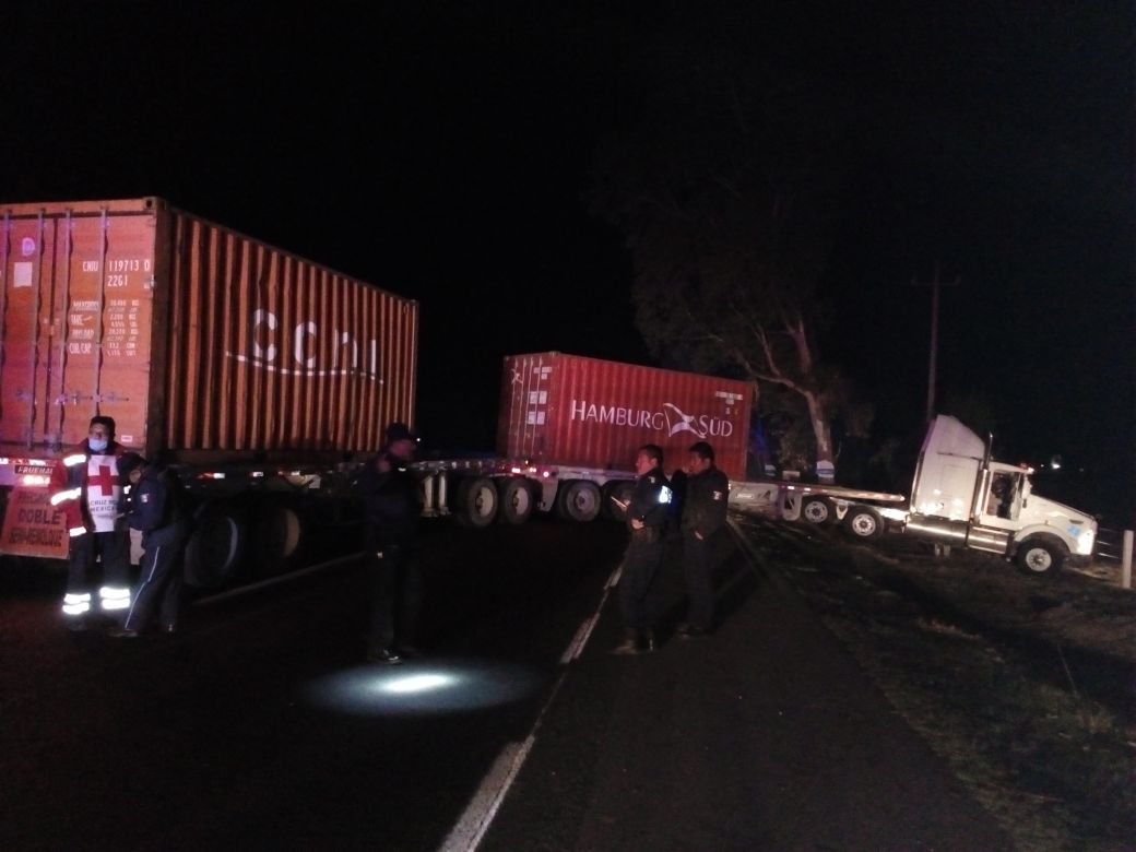 Trailero embiste a patrullas y automóviles en Apizaco