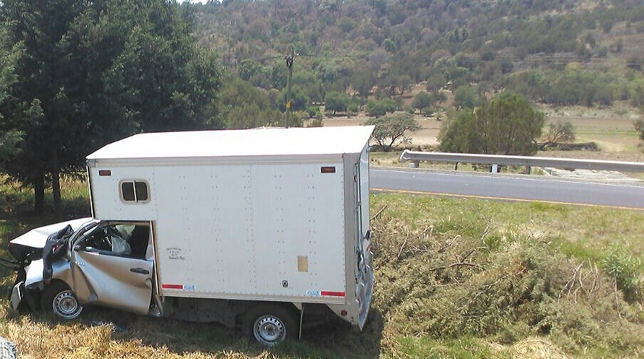 Salva la vida tras salir de carretera en Hueyotlipan