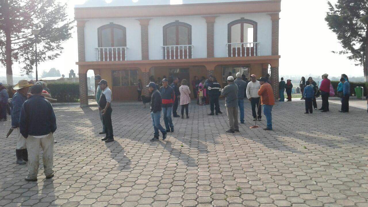 Pobladores retienen a titular de seguridad en Hueyotlipan
