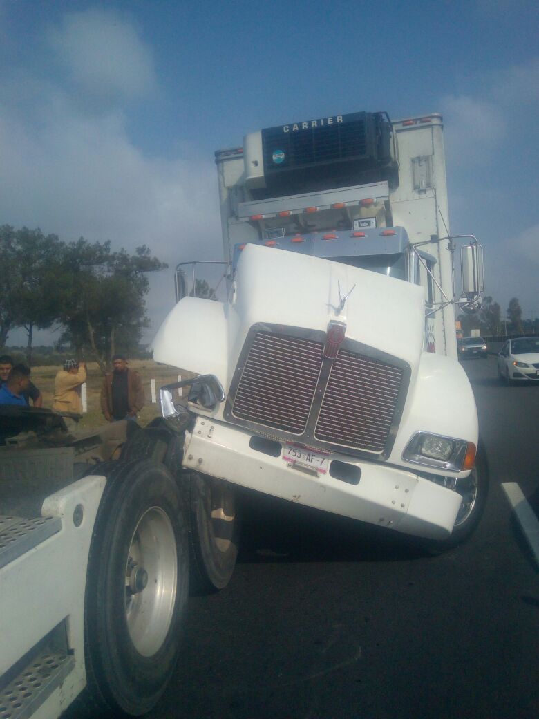 Chocan trailers en carretera a Calpulalpan