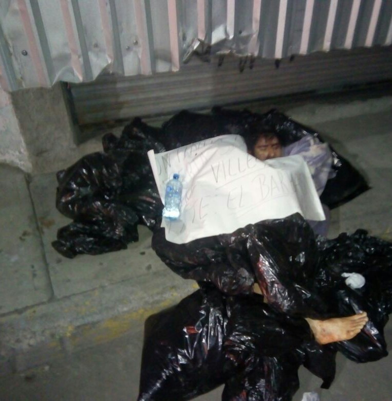 Dejan dos cuerpos en bolsas en tianguis en Texmelucan