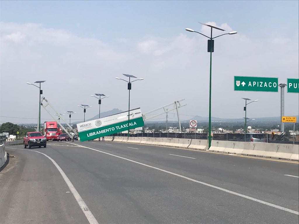 Cae anuncio en periférico a Tlaxcala