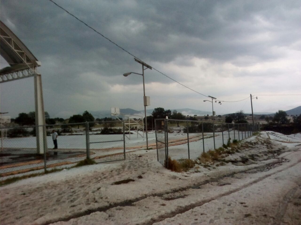 Techos derruidos y lesionados no graves, saldo de tromba en Tetla