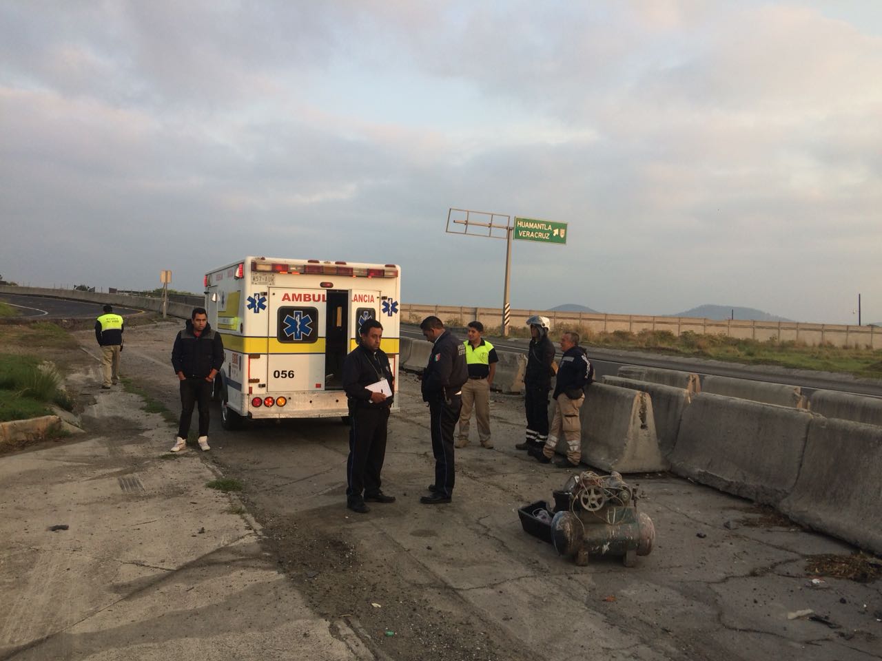 Salva la vida pareja tras volcar en Apizaco-Huamantla