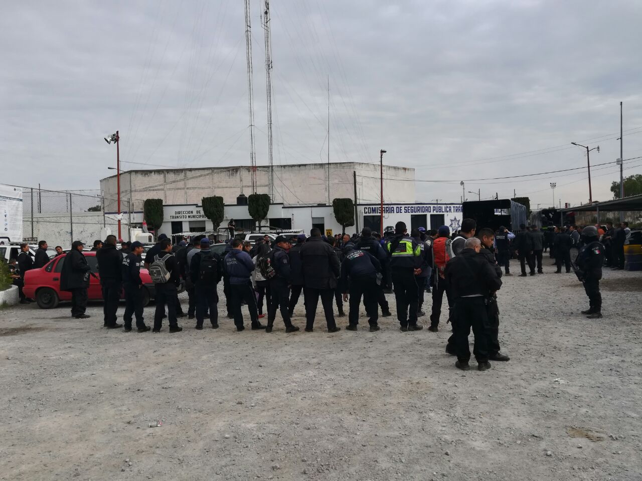 Toman fuerzas del orden sede de la policía en Texmelucan