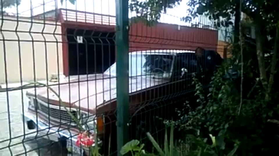 Abandonan a menor al interior de auto en Apetatitlán