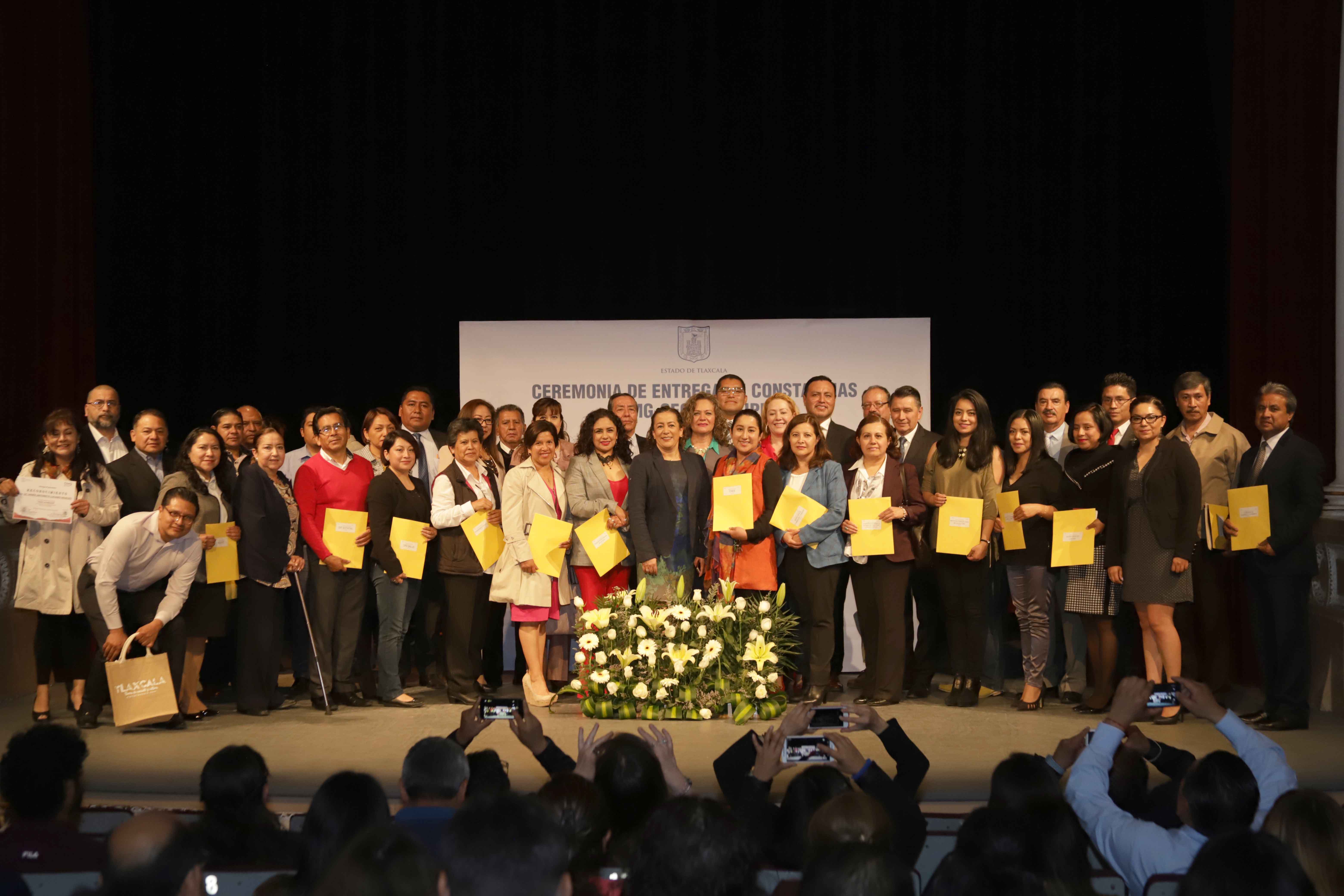 Entrega Oficialía Mayor constancias a trabajadores de dependencias
