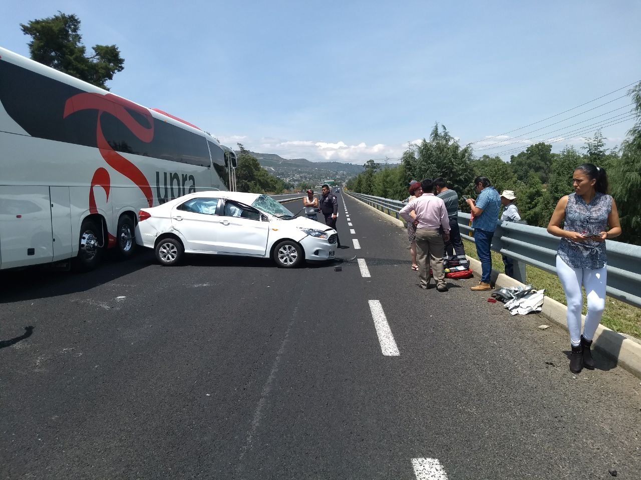 Salvan la vida mujeres tras aparatoso accidente