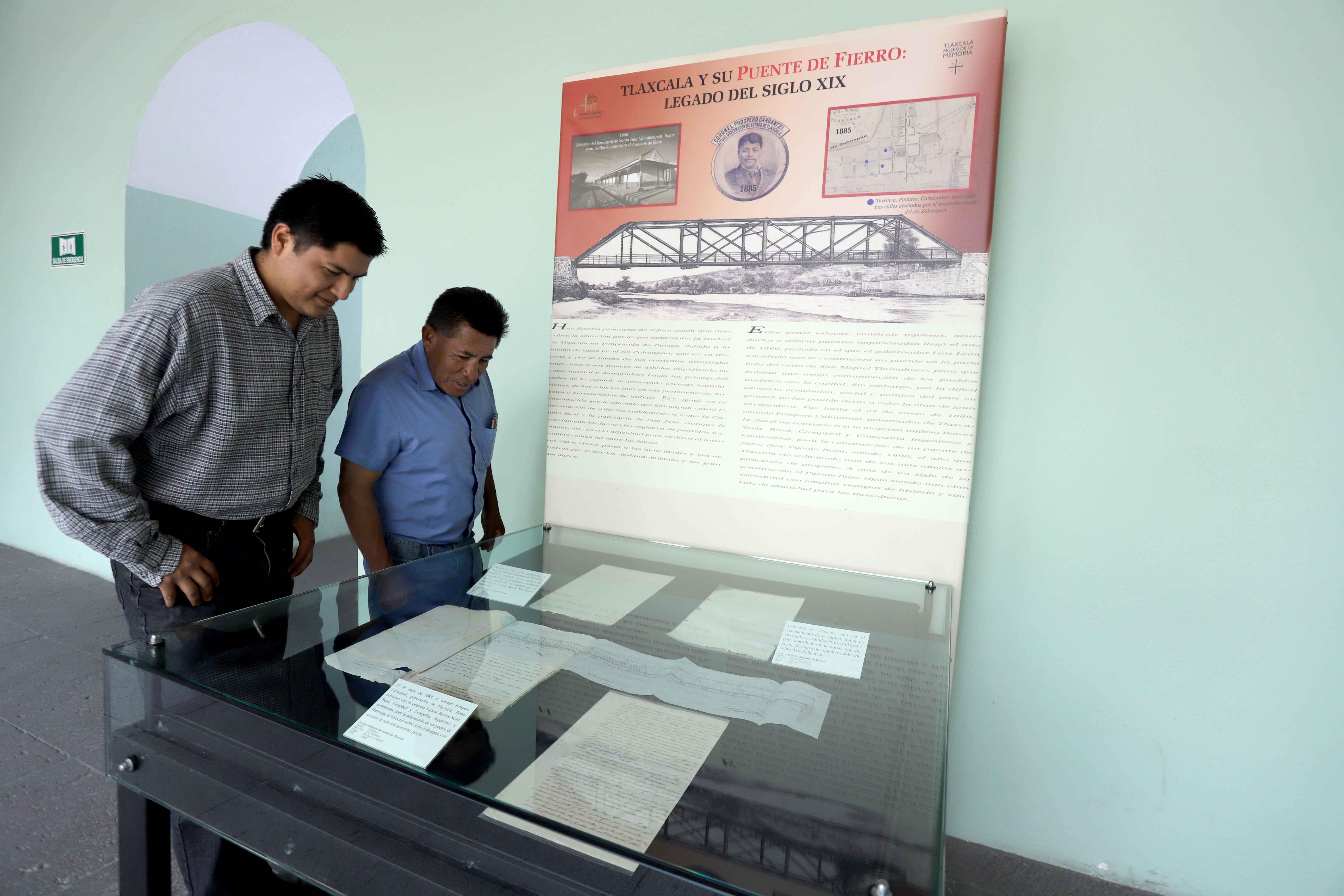 Dedican vitrina del mes al Puente Rojo de Tlaxcala