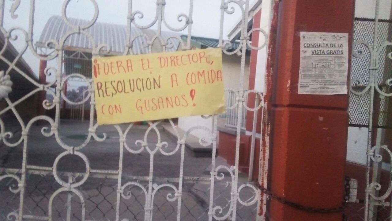 Padres de familia cierran la escuela primaria de Tizostoc