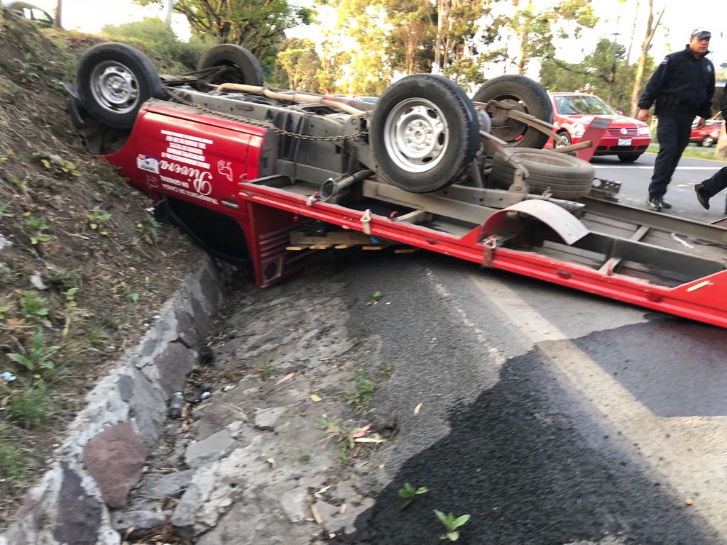 Vuelca camioneta en la Apizaco-Tlaxcala