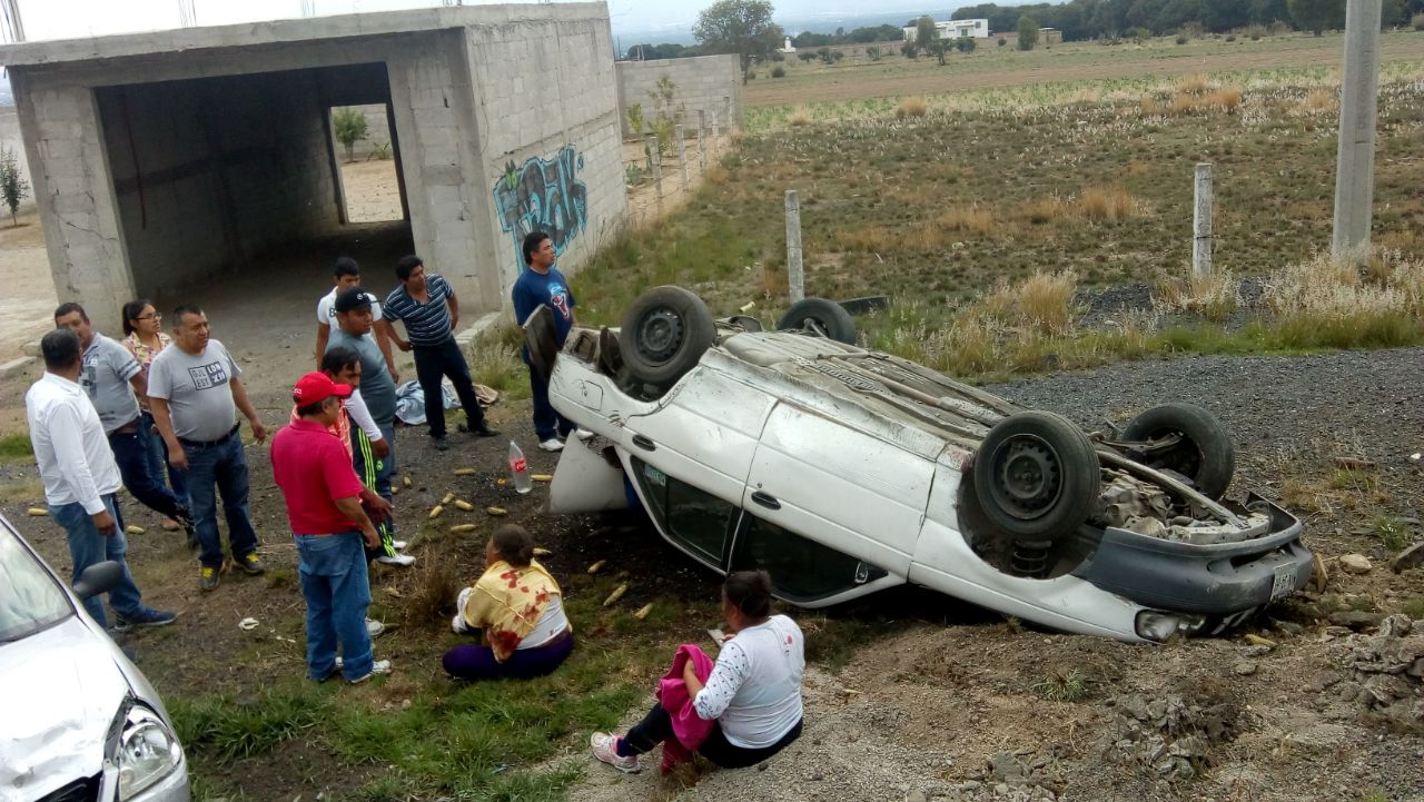 Deja tres lesionados volcadura en la Vía Corta