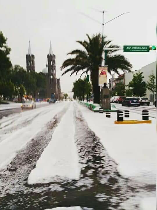 Granizo cubre de blanco calles en Apizaco