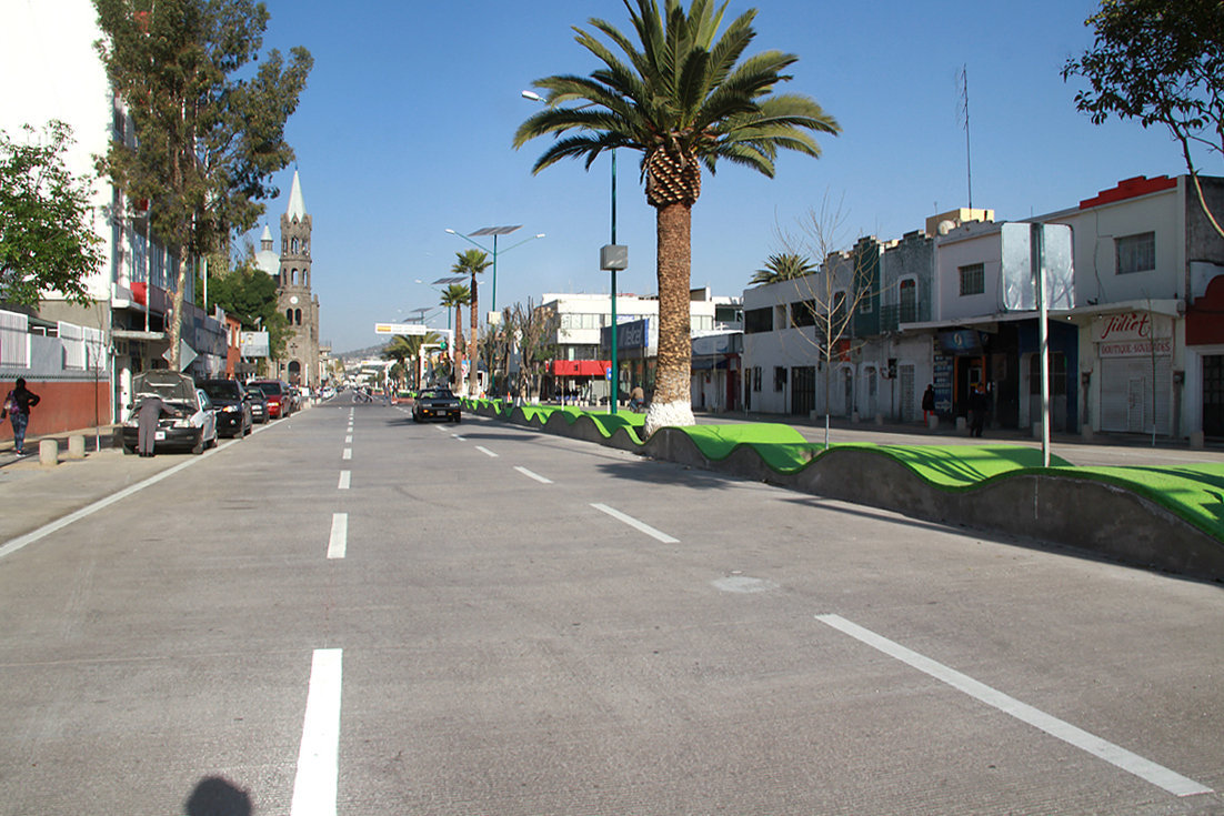 Roban auto junto a tienda de abarrotes en Apizaco