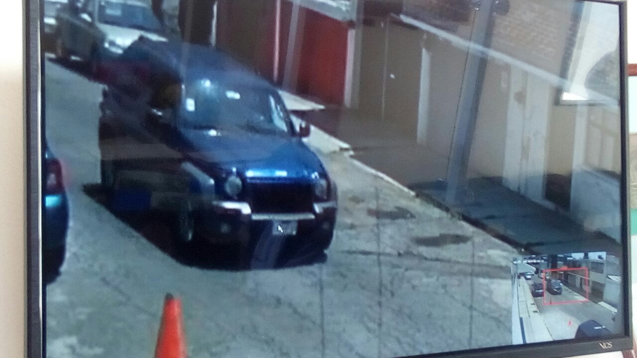 Captan cámaras a ladrones de llantas en la colonia Xicohténcatl