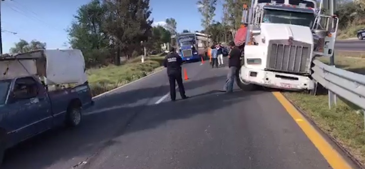 Tráiler se accidenta en la Apizaco-Tlaxcala